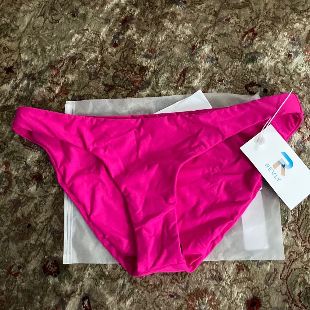 NWT Revly Sport Leigh Bottoms size M, Hot Pink